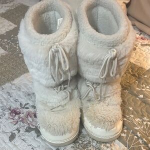 Forever 21 Cozy Cream Winter Boots